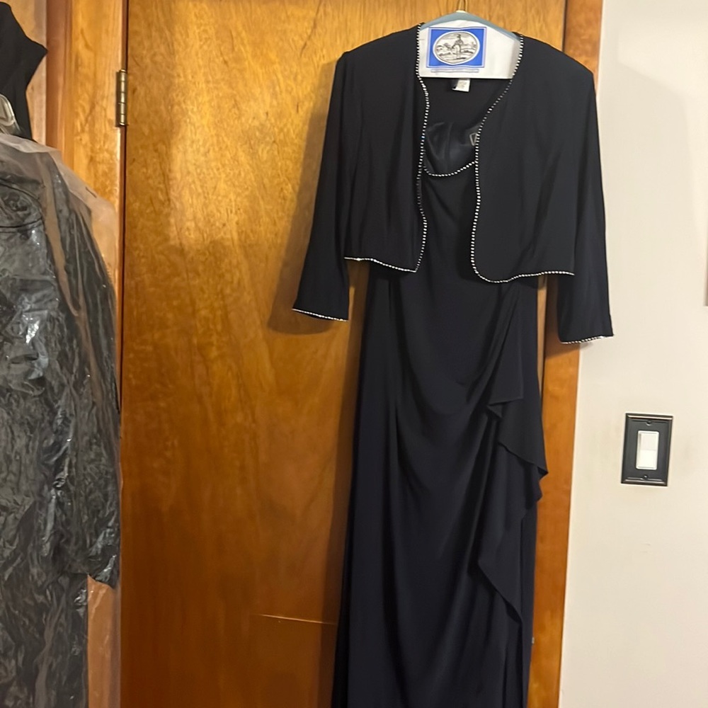 Wore this dress to 2 wedding’s very nice comfortable stretchy material.